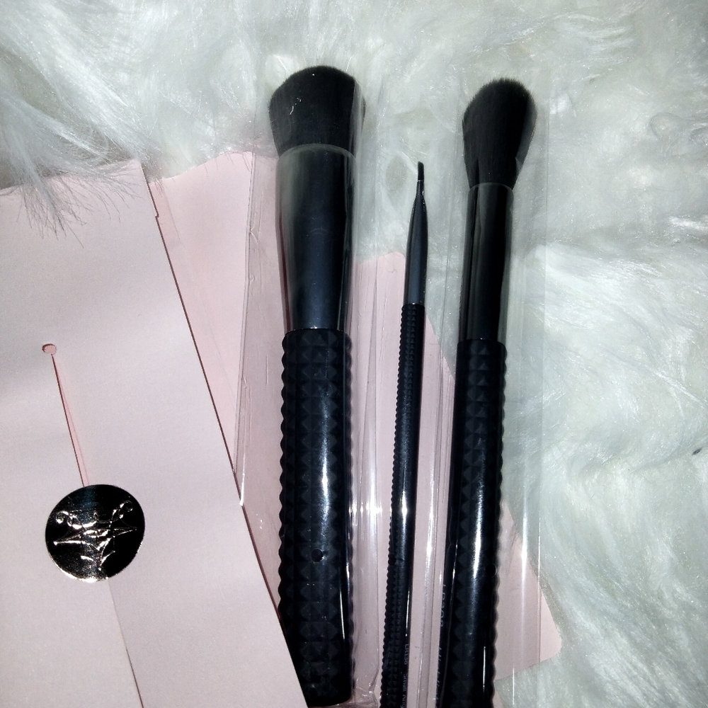 3 Makeup Brushes